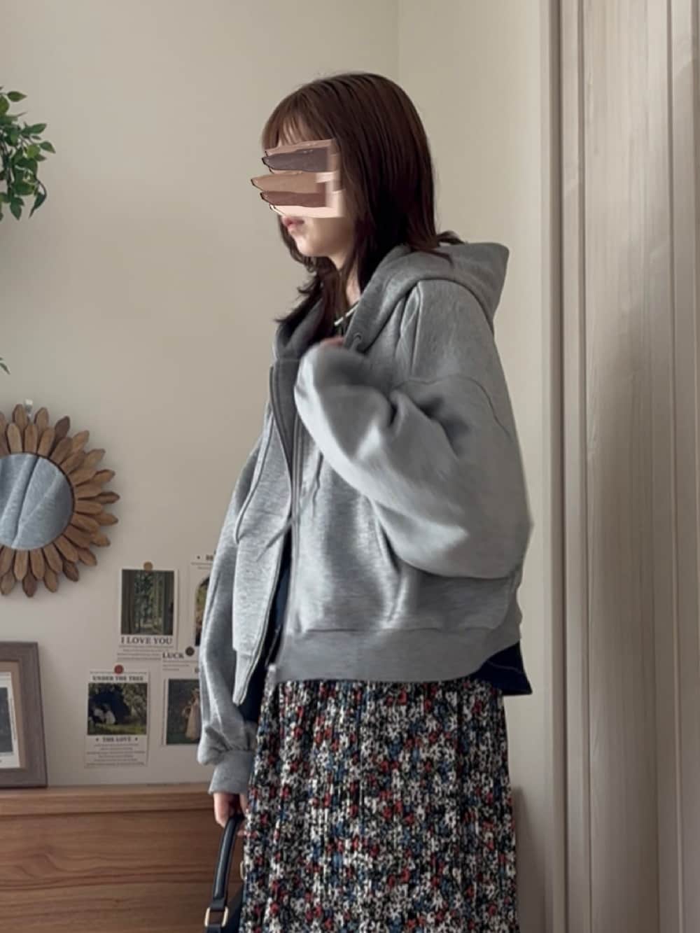 グレー系のパーカー、ブルー系のブルゾン、レッド系のスカートを着用したレディースの冬コーディネートの3枚目の写真