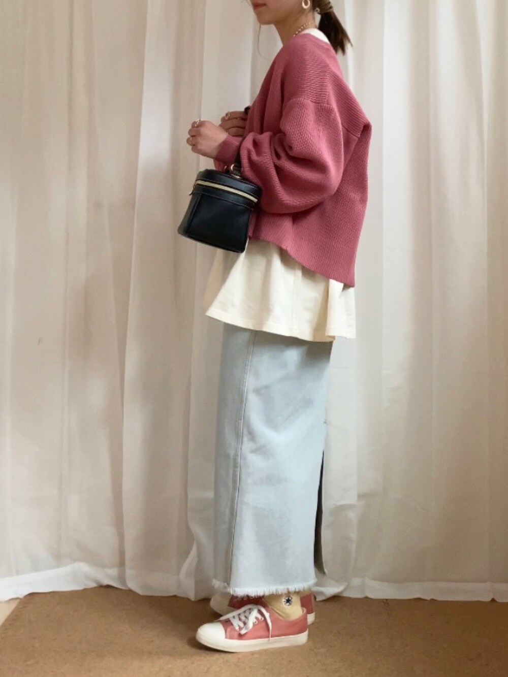ホワイト系のTシャツ/カットソー、ピンク系のカーディガン/ボレロ、ブルー系のスカートを着用したレディースの春コーディネートの5枚目の写真