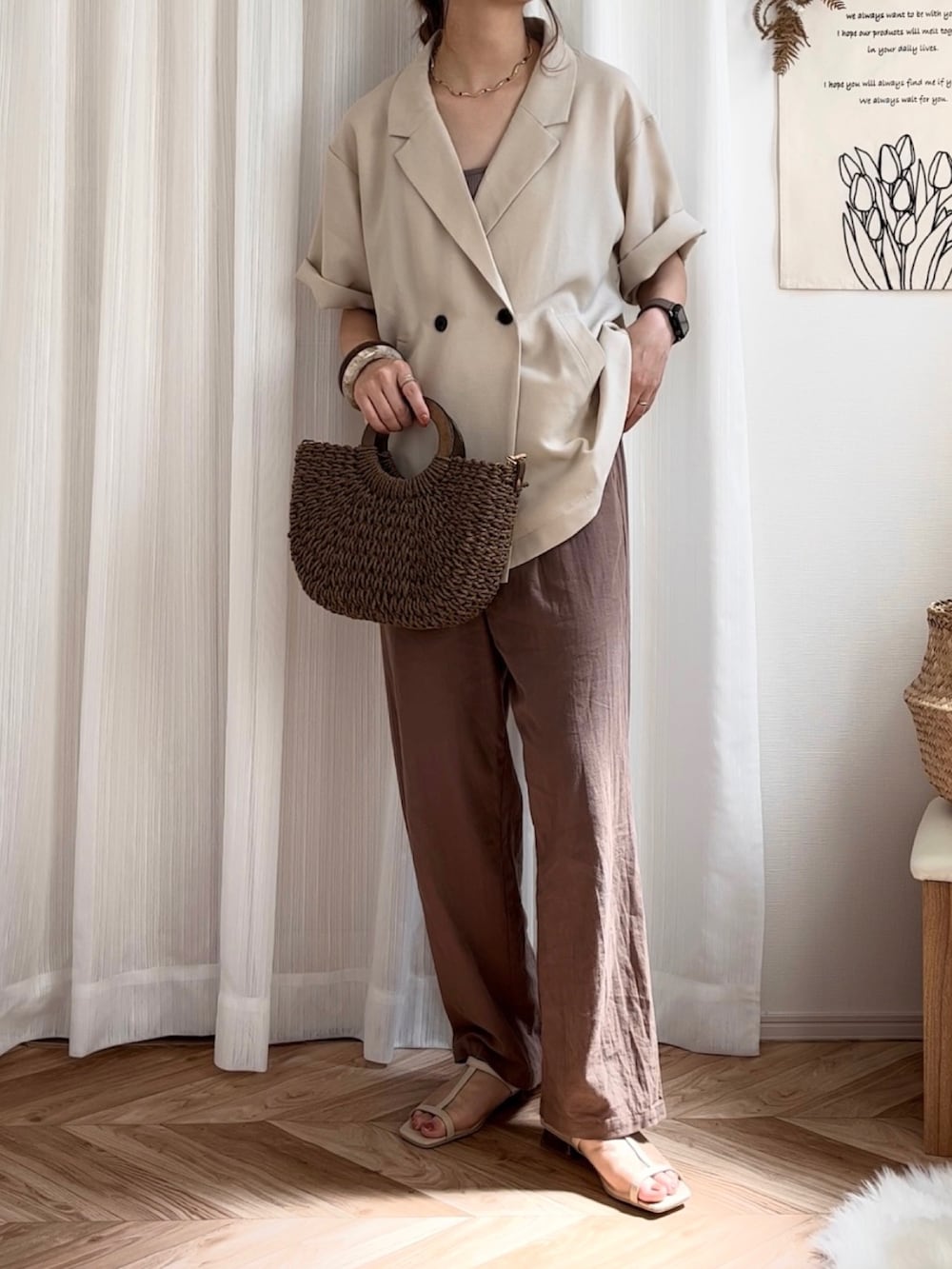 ホワイト系のシャツ/ブラウス、ブラウン系のキャミソール、ブラウン系のショルダーバッグを着用したレディースの夏コーディネートの2枚目の写真