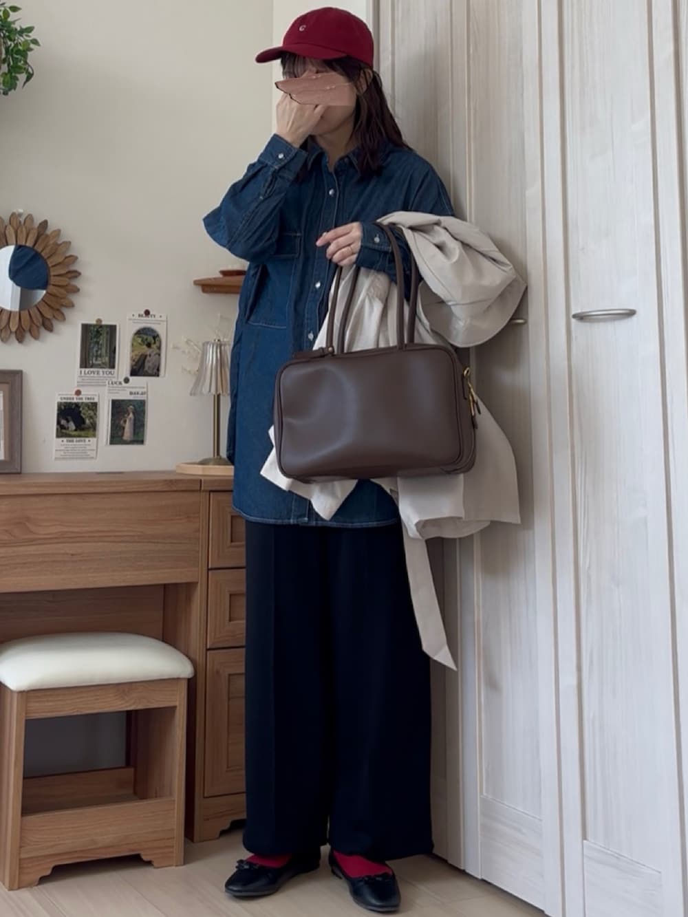 ブルー系のシャツ/ブラウス、ホワイト系のトレンチコート、ブラック系のその他パンツを着用したレディースの春コーディネートの4枚目の写真