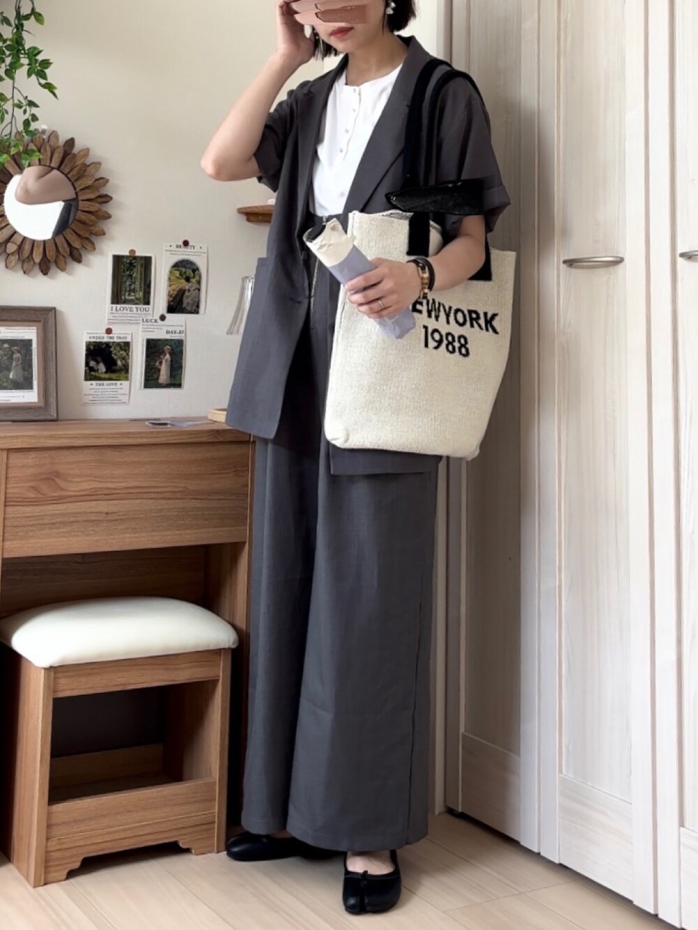 グレー系のテーラードジャケット、グレー系のサロペット/オーバーオール、ホワイト系のTシャツ/カットソーを着用したレディースの夏コーディネートの2枚目の写真