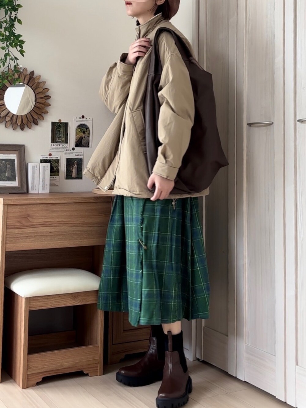 ベージュ系のブルゾン、ブラウン系のトートバッグ、ブラウン系のブーツを着用したレディースの秋コーディネートの2枚目の写真