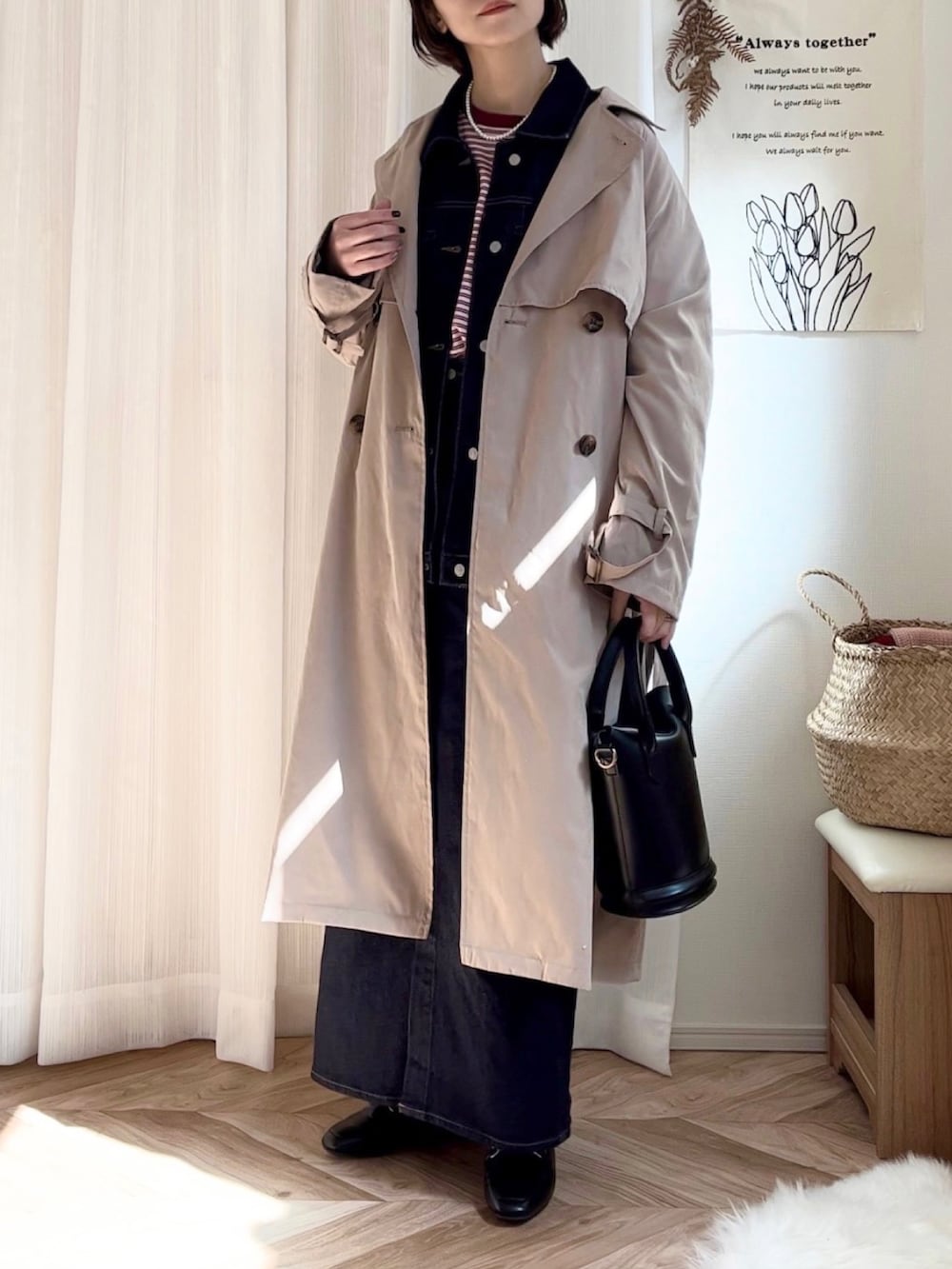 ベージュ系のトレンチコート、ピンク系のTシャツ/カットソー、ブルー系のデニムジャケットを着用したレディースの春コーディネートの2枚目の写真