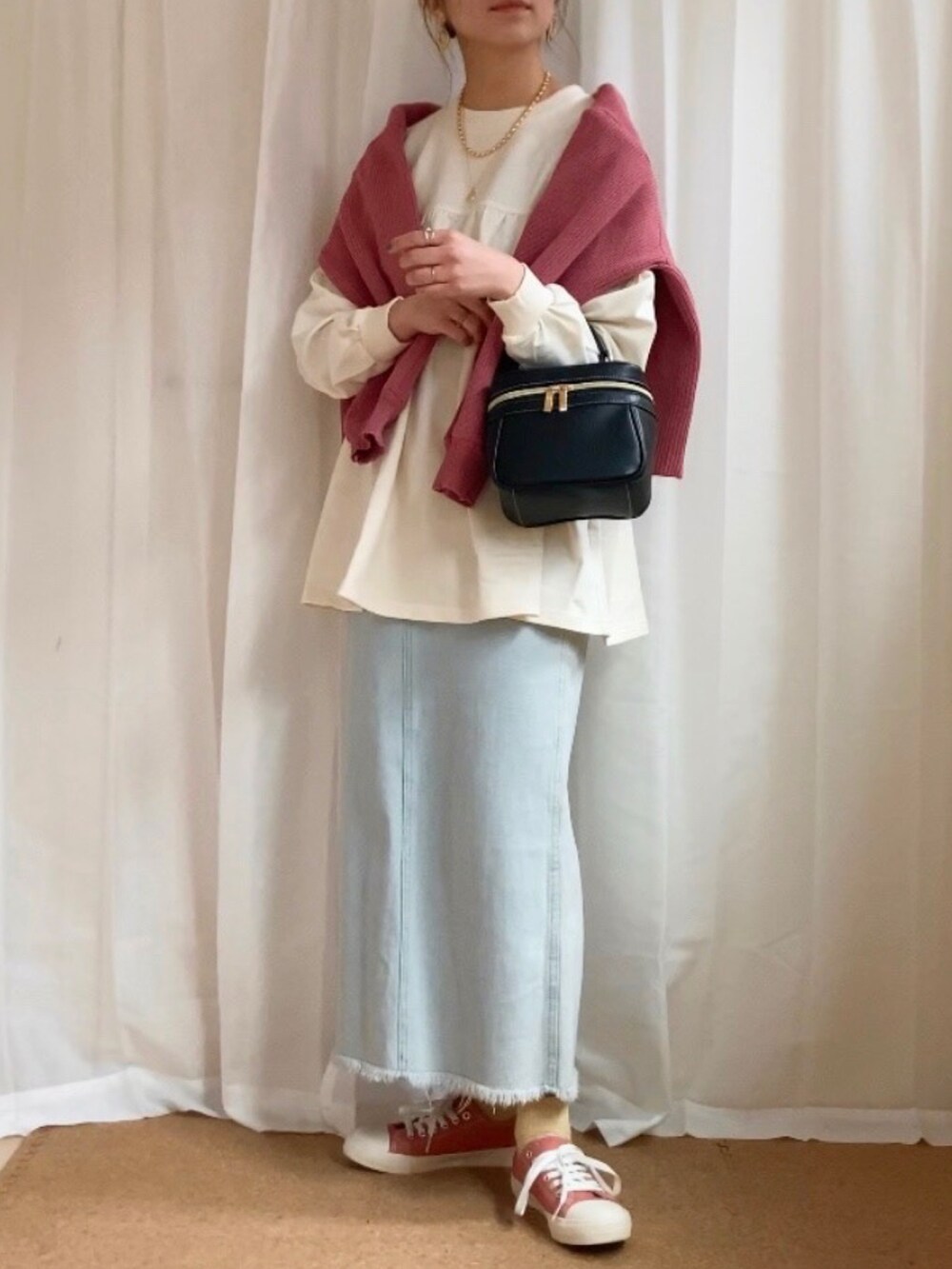 ホワイト系のTシャツ/カットソー、ピンク系のカーディガン/ボレロ、ブルー系のスカートを着用したレディースの春コーディネートの2枚目の写真