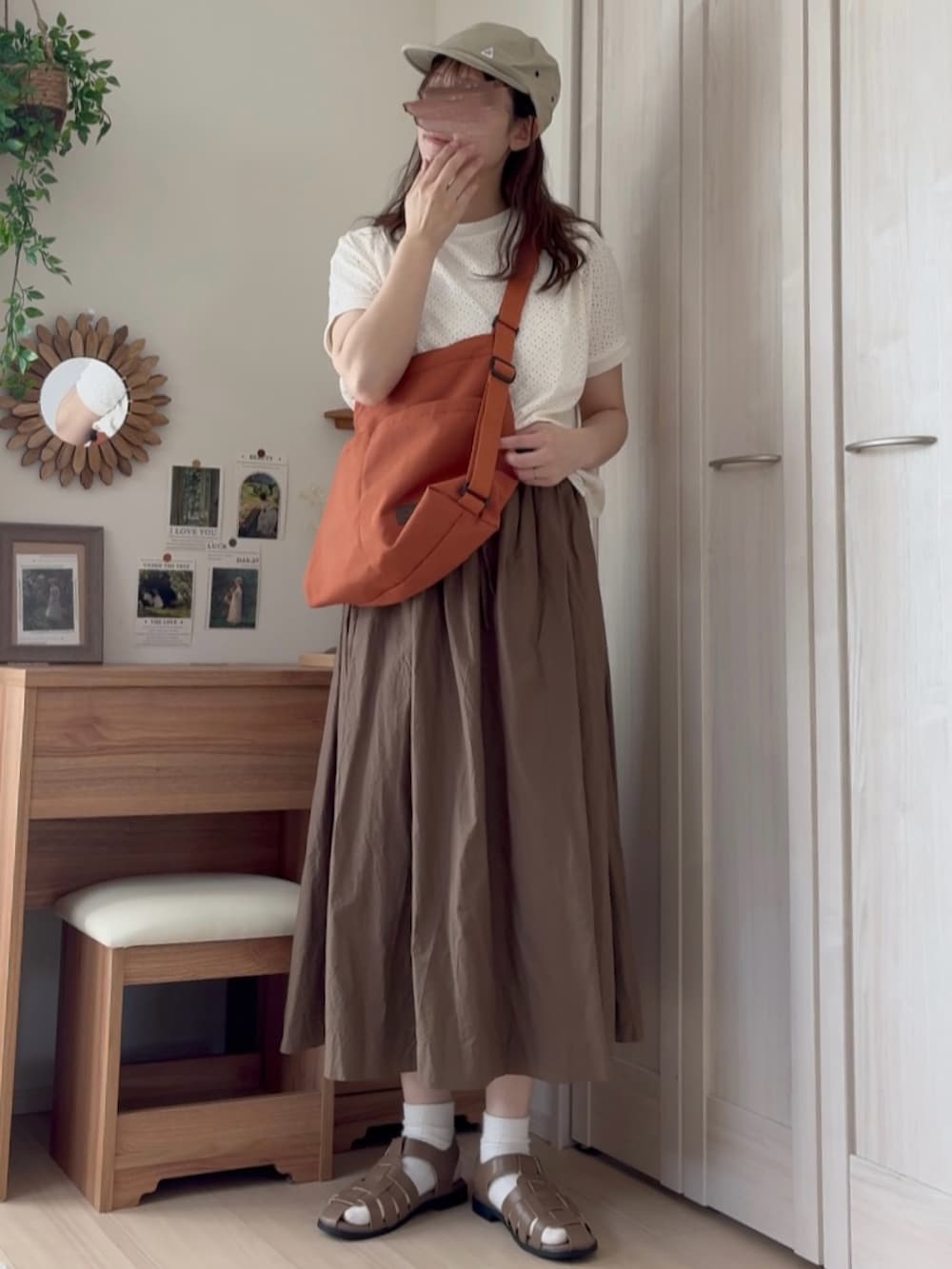 オレンジ系のバックパック/リュック、ホワイト系のTシャツ/カットソーを着用したレディースの夏コーディネートの3枚目の写真