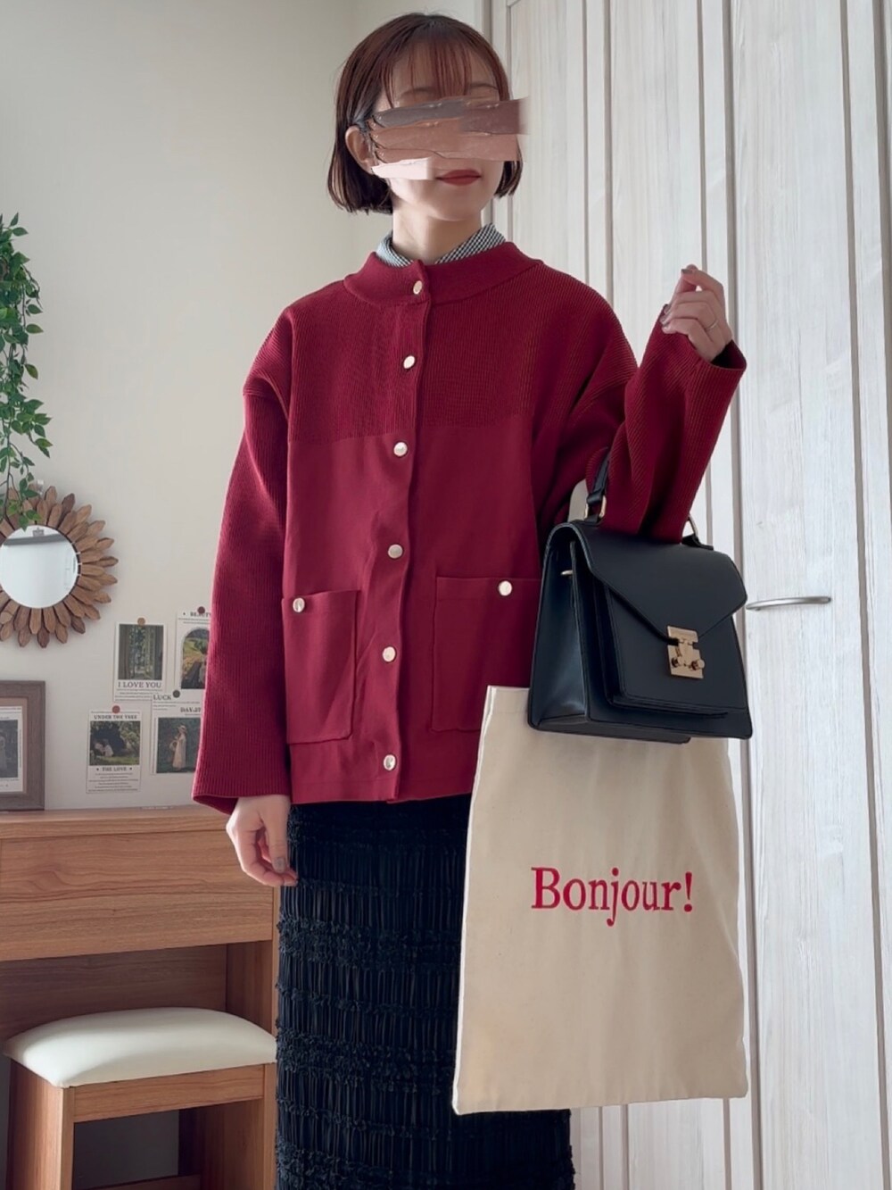 ブラック系のスカート、ブラック系のシャツ/ブラウス、レッド系のカーディガン/ボレロを着用したレディースの冬コーディネートの4枚目の写真