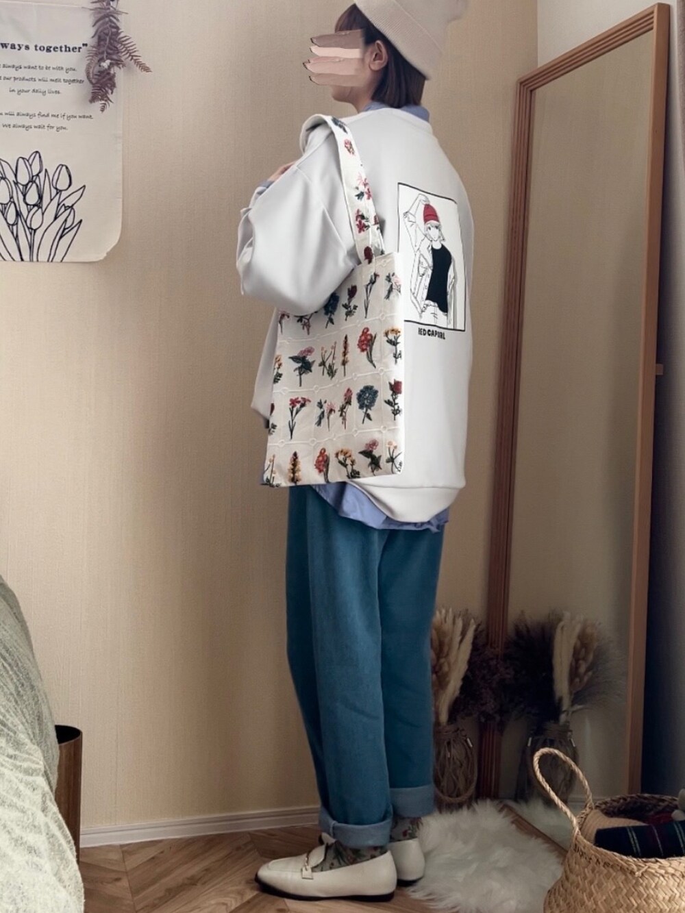 グレー系のスウェット、ブルー系のシャツ/ブラウス、ブルー系のデニムパンツを着用したレディースの冬コーディネートの2枚目の写真