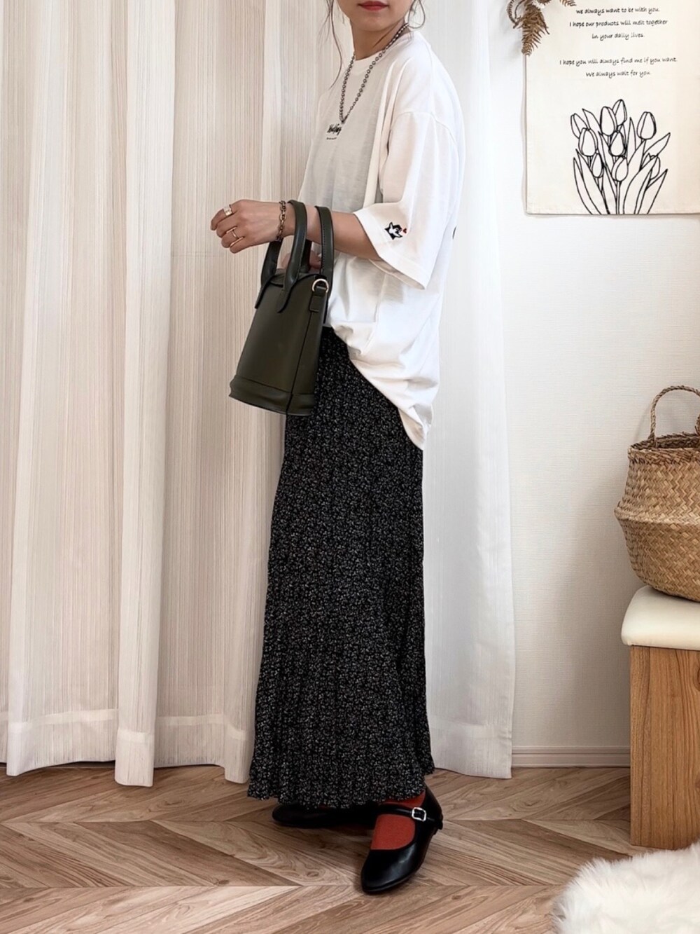 ホワイト系のTシャツ/カットソー、ブラック系のバレエシューズ、ブラック系のハンドバッグを着用したレディースの夏コーディネートの2枚目の写真