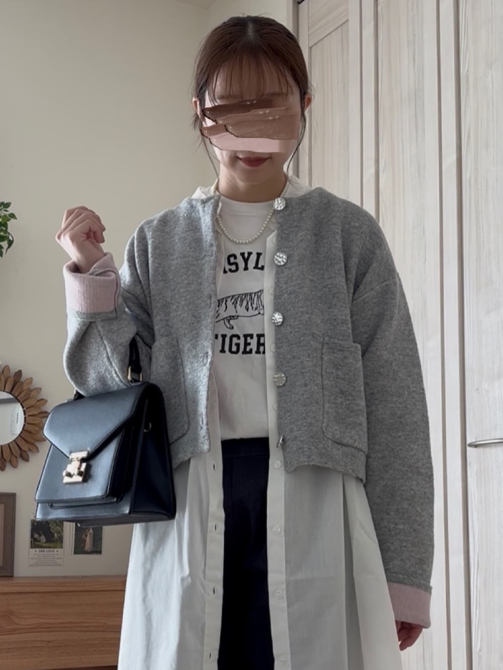グレー系のカーディガン/ボレロ、ブルー系のその他パンツ、ピンク系のバレエシューズを着用したレディースの秋コーディネートの2枚目の写真
