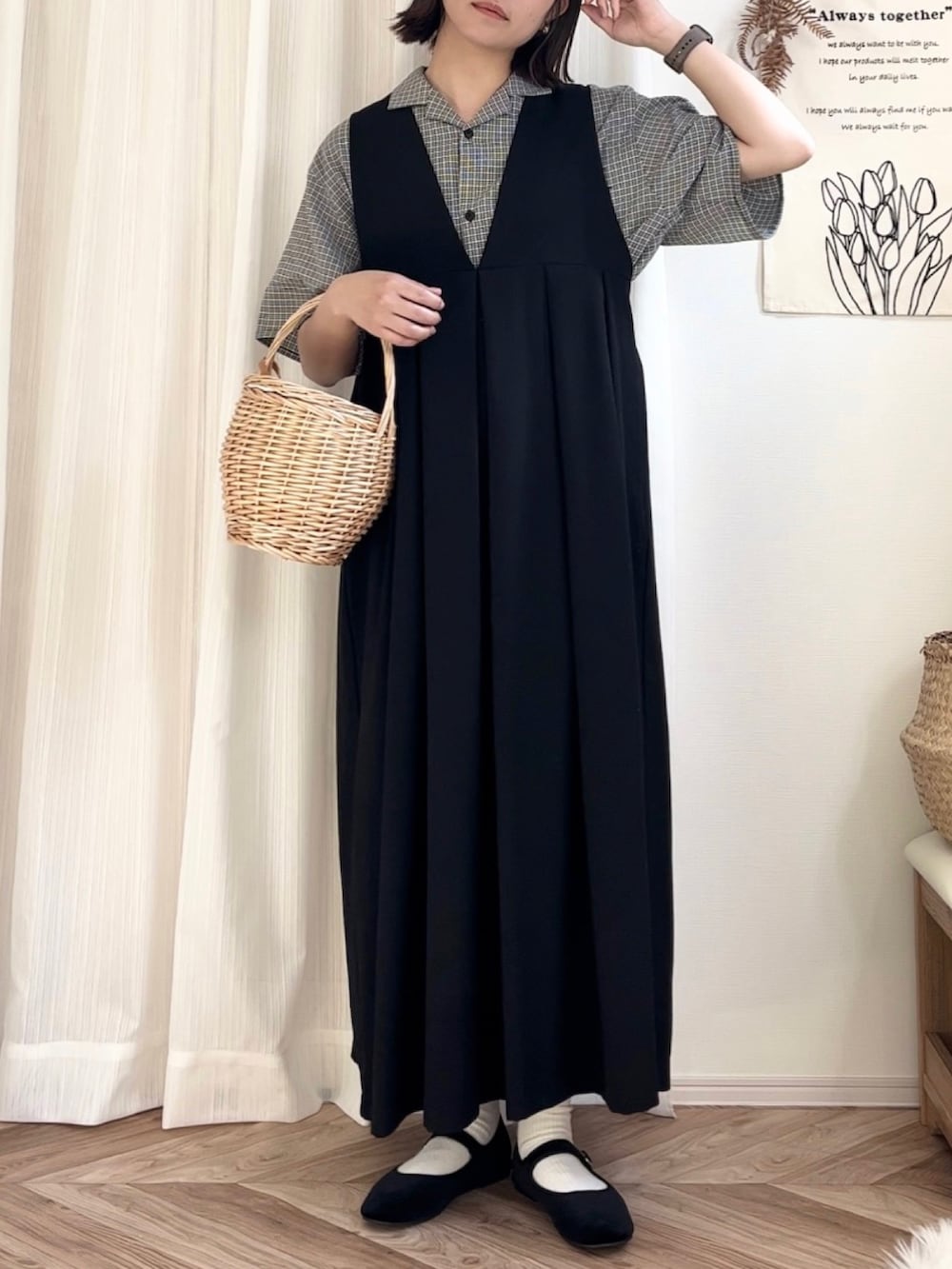 ブラック系のシャツ/ブラウス、ブラック系のワンピース、ブラック系のバレエシューズを着用したレディースの秋コーディネートの3枚目の写真