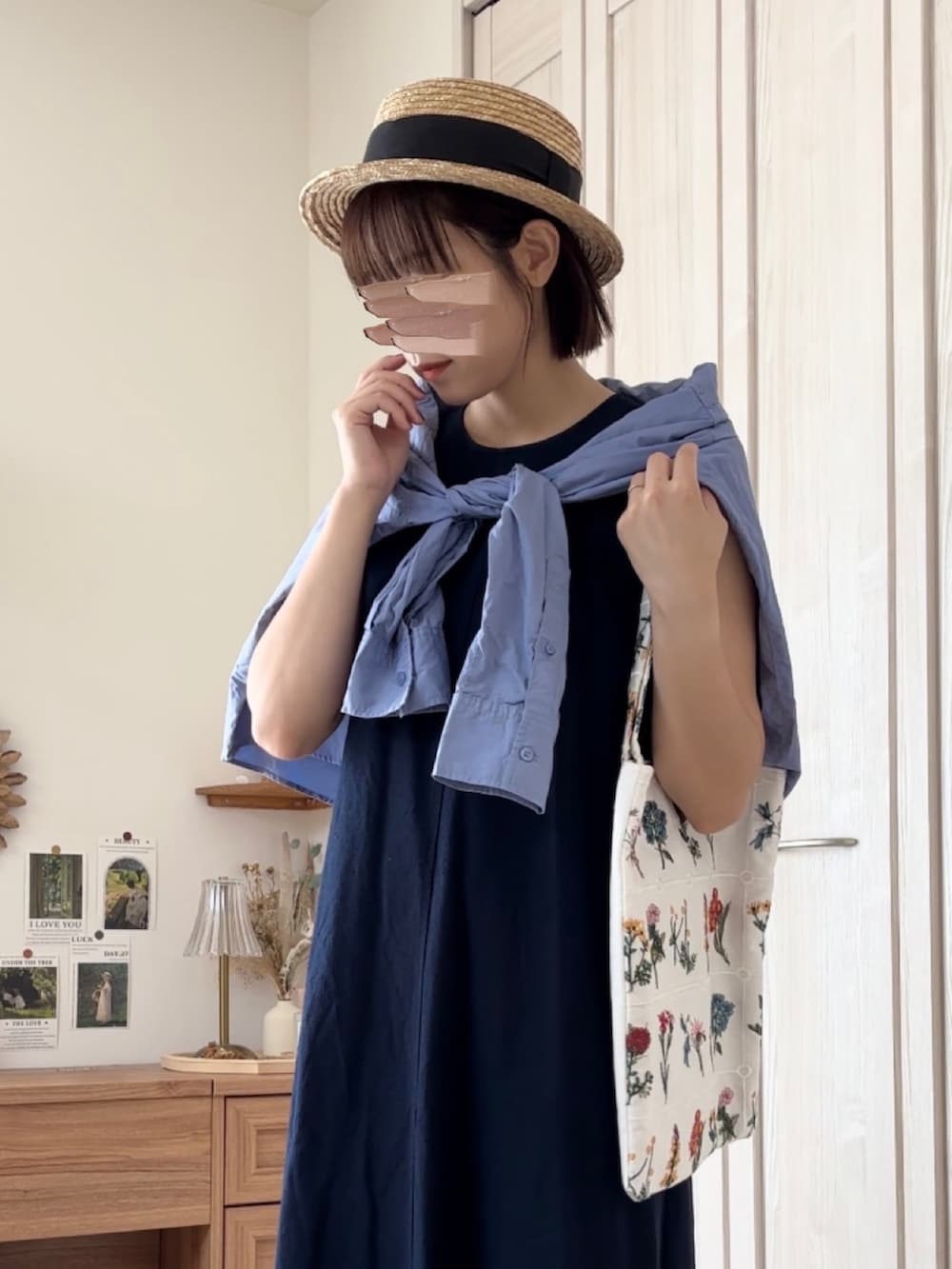 ブルー系のセットアップ、ブルー系のシャツ/ブラウス、ベージュ系のスニーカーを着用したレディースの夏コーディネートの3枚目の写真