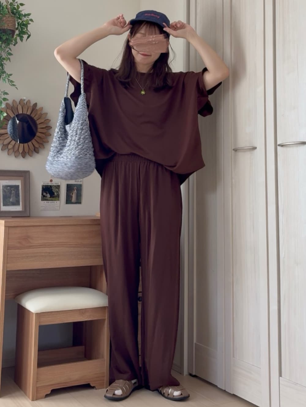 ブルー系のかごバッグ、ブラウン系のTシャツ/カットソー、ブラウン系のその他パンツを着用したレディースの夏コーディネートの5枚目の写真