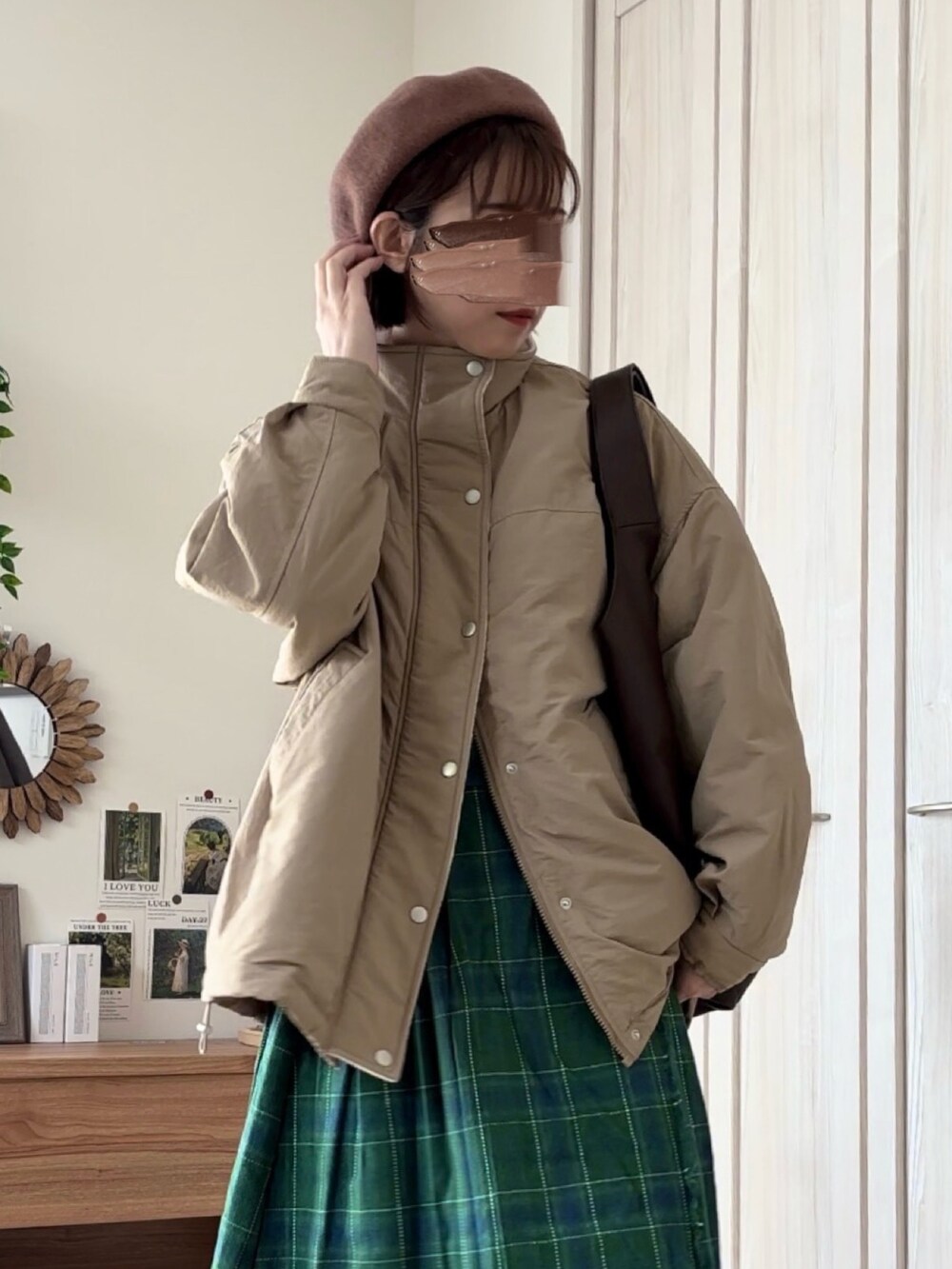 ベージュ系のブルゾン、ブラウン系のトートバッグ、ブラウン系のブーツを着用したレディースの秋コーディネートの3枚目の写真