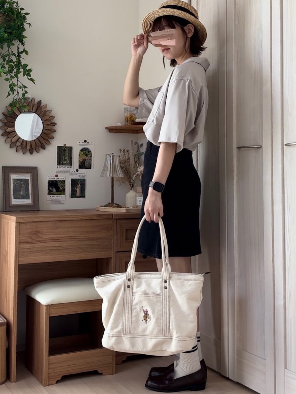 ベージュ系のシャツ/ブラウス、ブラック系のデニムスカート、ホワイト系のトートバッグを着用したレディースの夏コーディネートの4枚目の写真