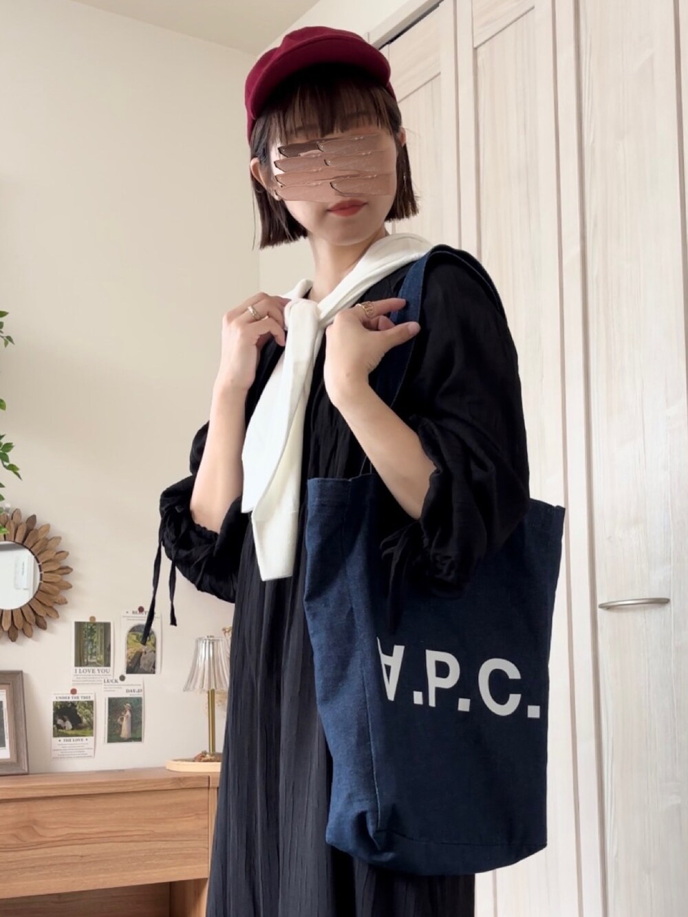 ブラック系のワンピース、ブルー系のトートバッグ、ベージュ系のスニーカーを着用したレディースの夏コーディネートの4枚目の写真