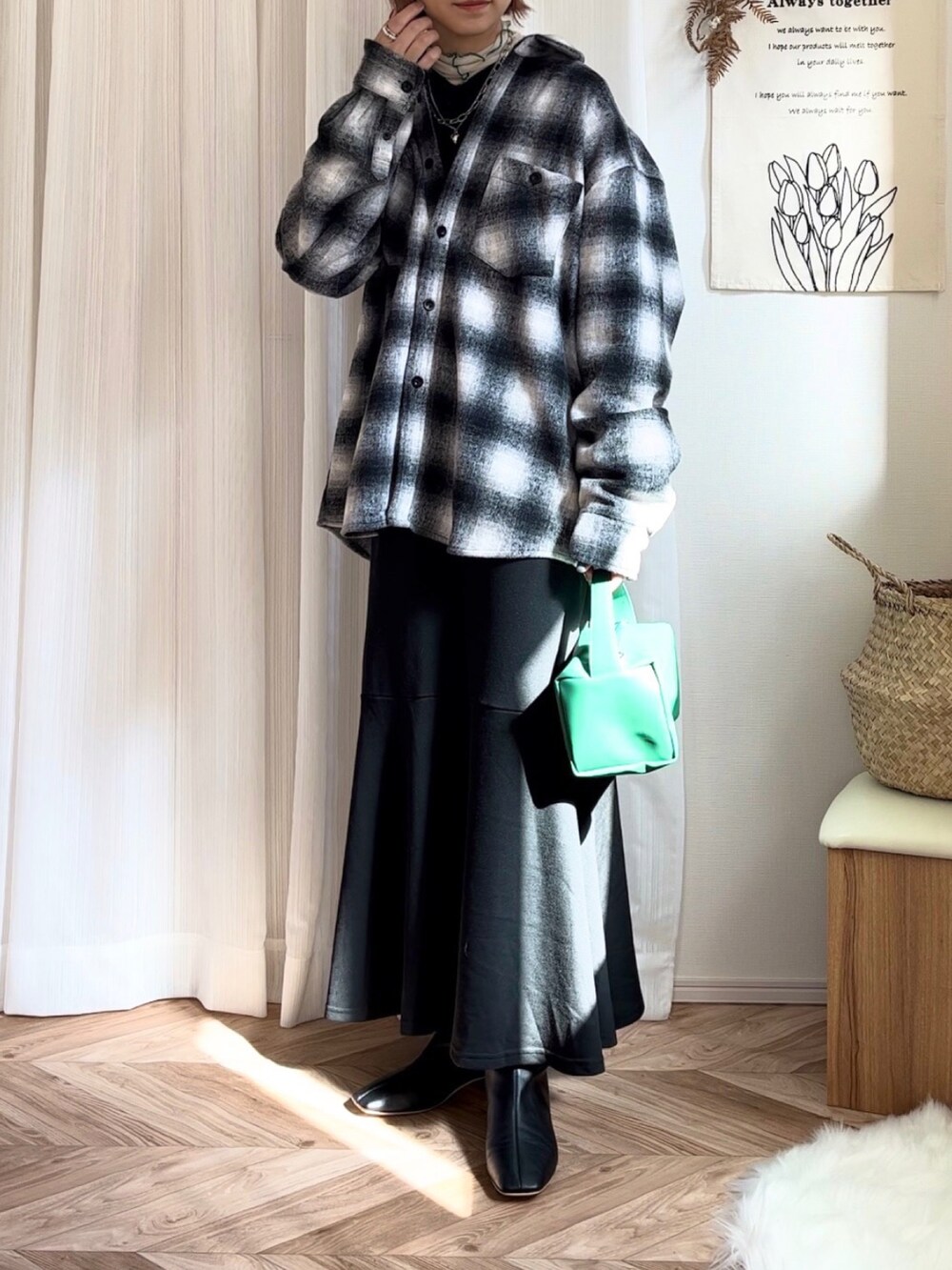 ブラック系のその他アウター、ブラック系のワンピース、ホワイト系のTシャツ/カットソーを着用したレディースの秋コーディネートの3枚目の写真