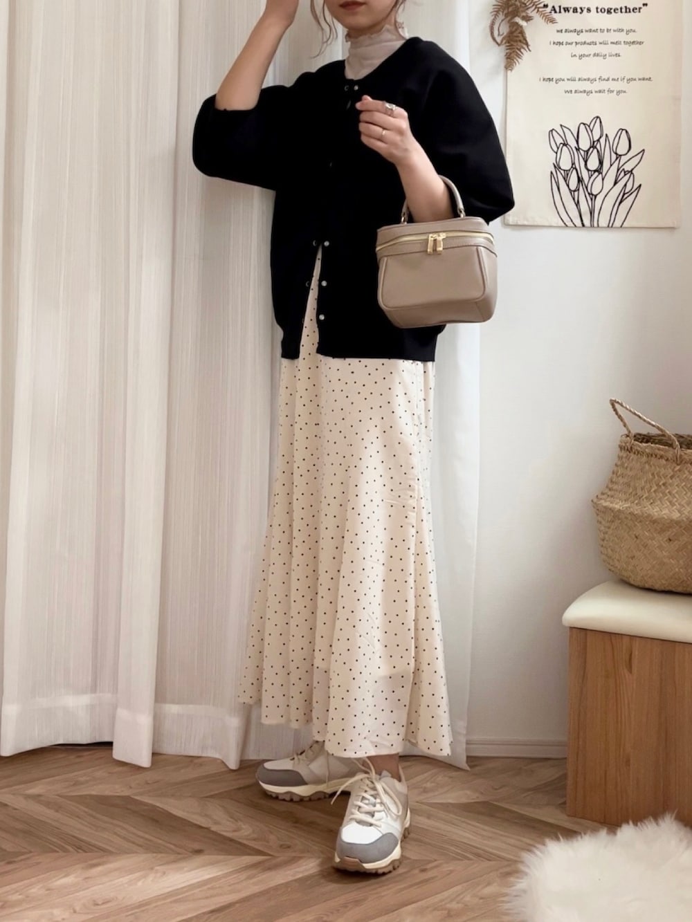 ベージュ系のスニーカー、ブラック系のカーディガン/ボレロ、ピンク系のTシャツ/カットソーを着用したレディースの秋コーディネートの3枚目の写真