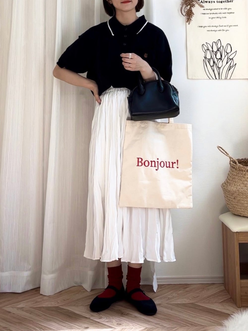 ブラック系のポロシャツ、レッド系のトートバッグ、ブラック系のボストンバッグを着用したレディースの夏コーディネートの3枚目の写真