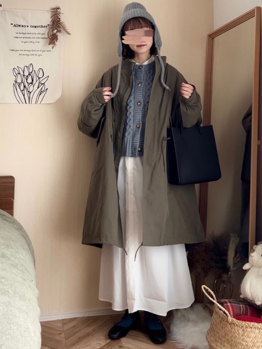 グリーン系のモッズコート、ブルー系のカーディガン/ボレロ、ホワイト系のシャツワンピースを着用したレディースの冬コーディネートの5枚目の写真