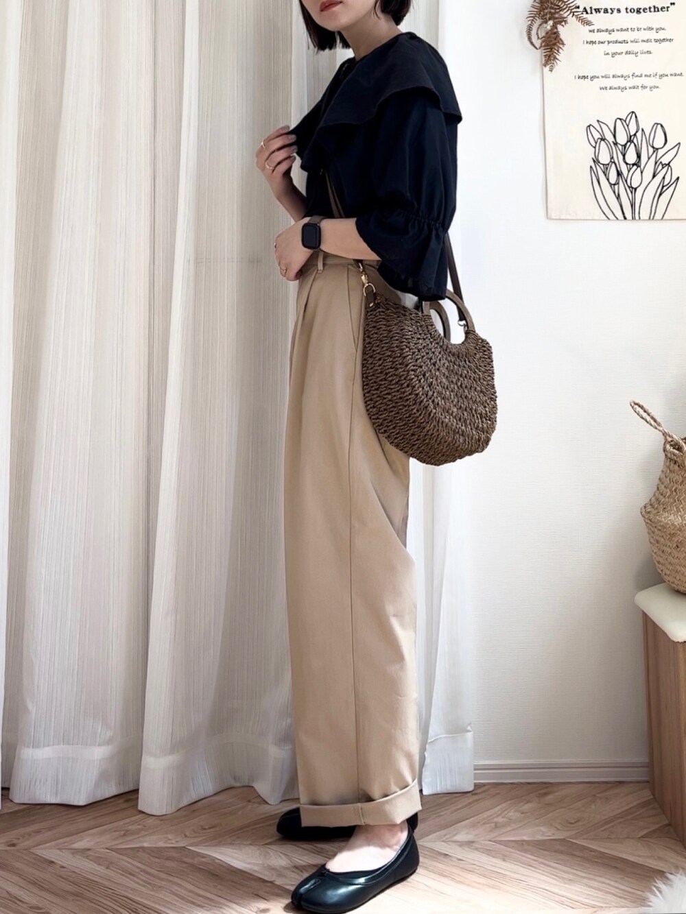 ブラック系のシャツ/ブラウス、ベージュ系のチノパンツ、ブラウン系のショルダーバッグを着用したレディースの夏コーディネートの3枚目の写真