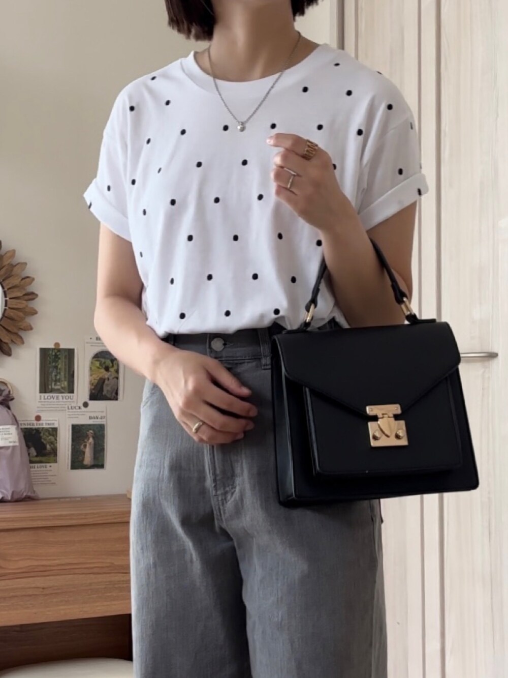 ホワイト系のTシャツ/カットソー、グレー系のデニムパンツ、ピンク系のバレエシューズを着用したレディースの夏コーディネートの2枚目の写真