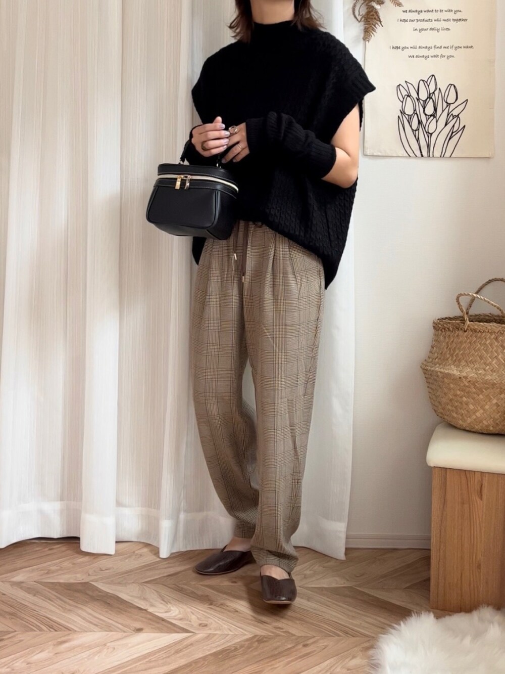 ブラック系のベスト、その他のその他パンツ、ブラウン系のパンプスを着用したレディースの秋コーディネートの2枚目の写真