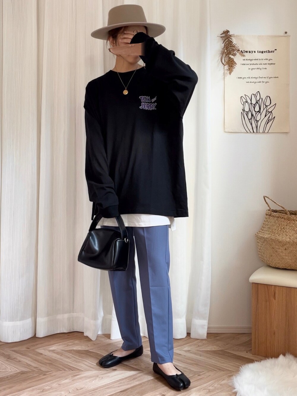 ブラック系のTシャツ/カットソー、パープル系のその他パンツ、ブラック系のショルダーバッグを着用したレディースの秋コーディネートの2枚目の写真