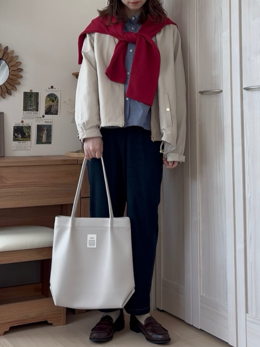 ブルー系のシャツ/ブラウス、ホワイト系のマウンテンパーカー、ブルー系のその他パンツを着用したレディースの春コーディネートの3枚目の写真