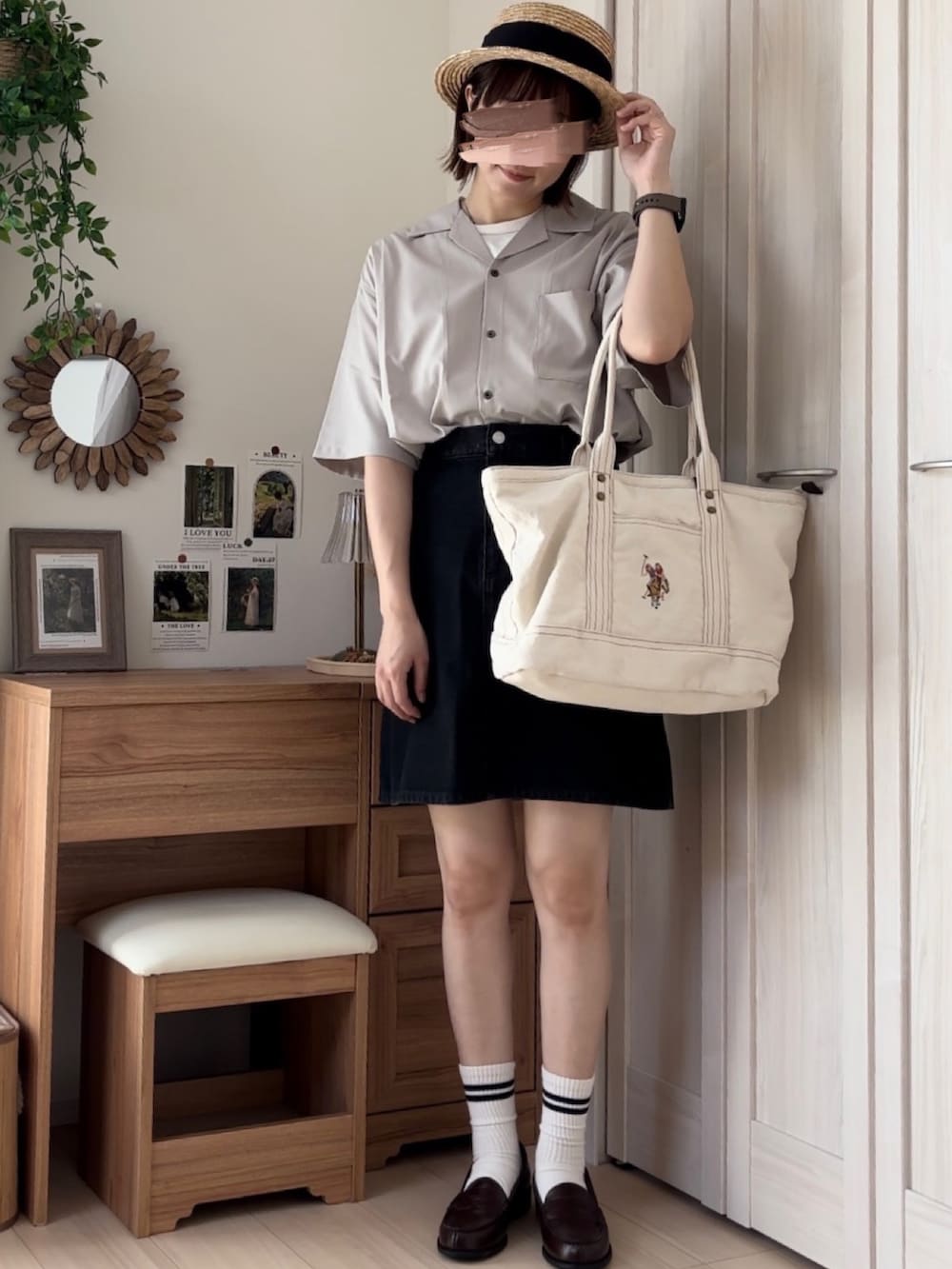 ベージュ系のシャツ/ブラウス、ブラック系のデニムスカート、ホワイト系のトートバッグを着用したレディースの夏コーディネートの3枚目の写真