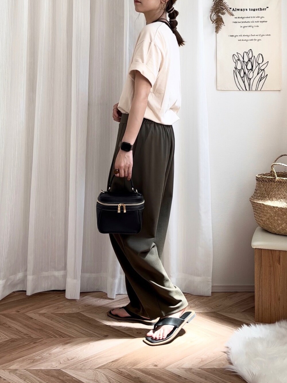 ベージュ系のTシャツ/カットソー、グリーン系のその他パンツ、ブラック系のサンダルを着用したレディースの夏コーディネートの2枚目の写真