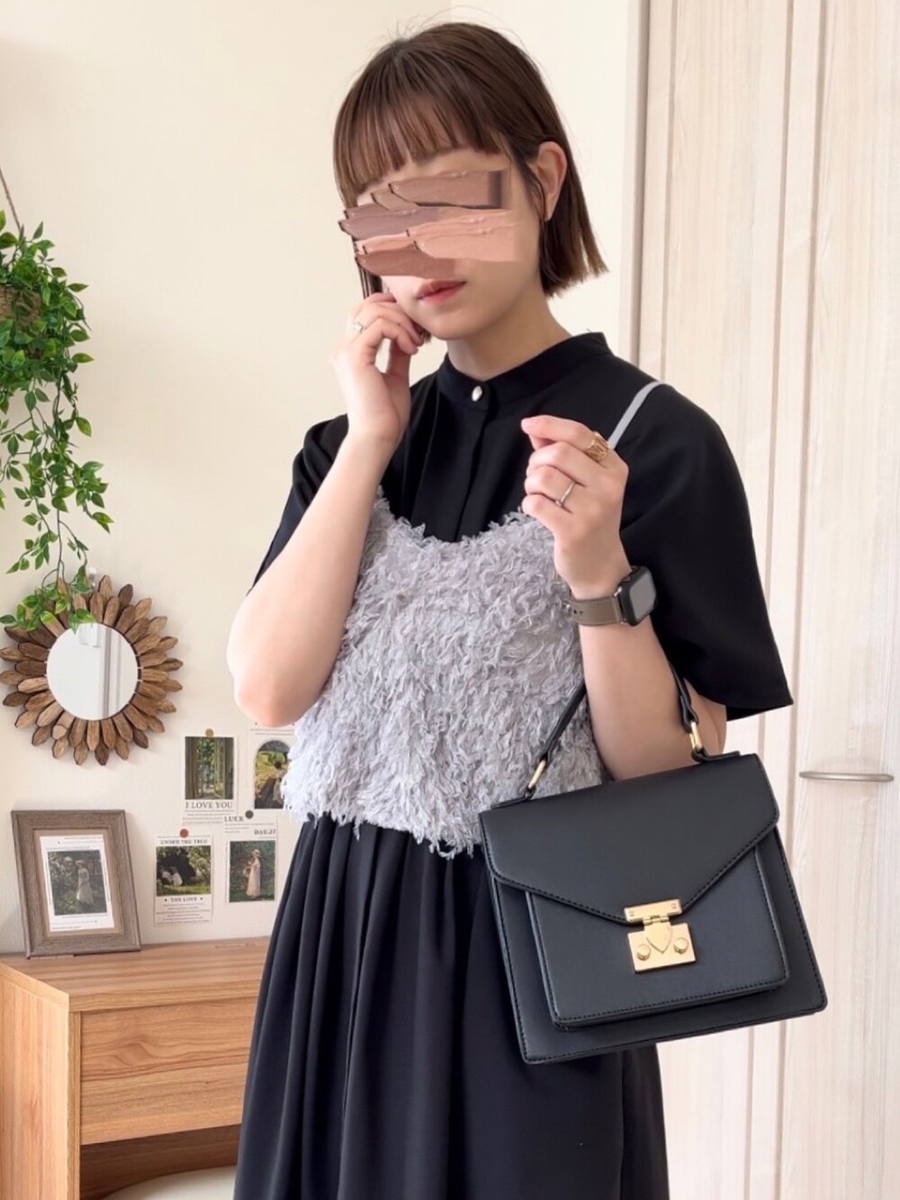 グレー系のベスト、ブラック系のワンピース、ピンク系のバレエシューズを着用したレディースの春コーディネートの2枚目の写真