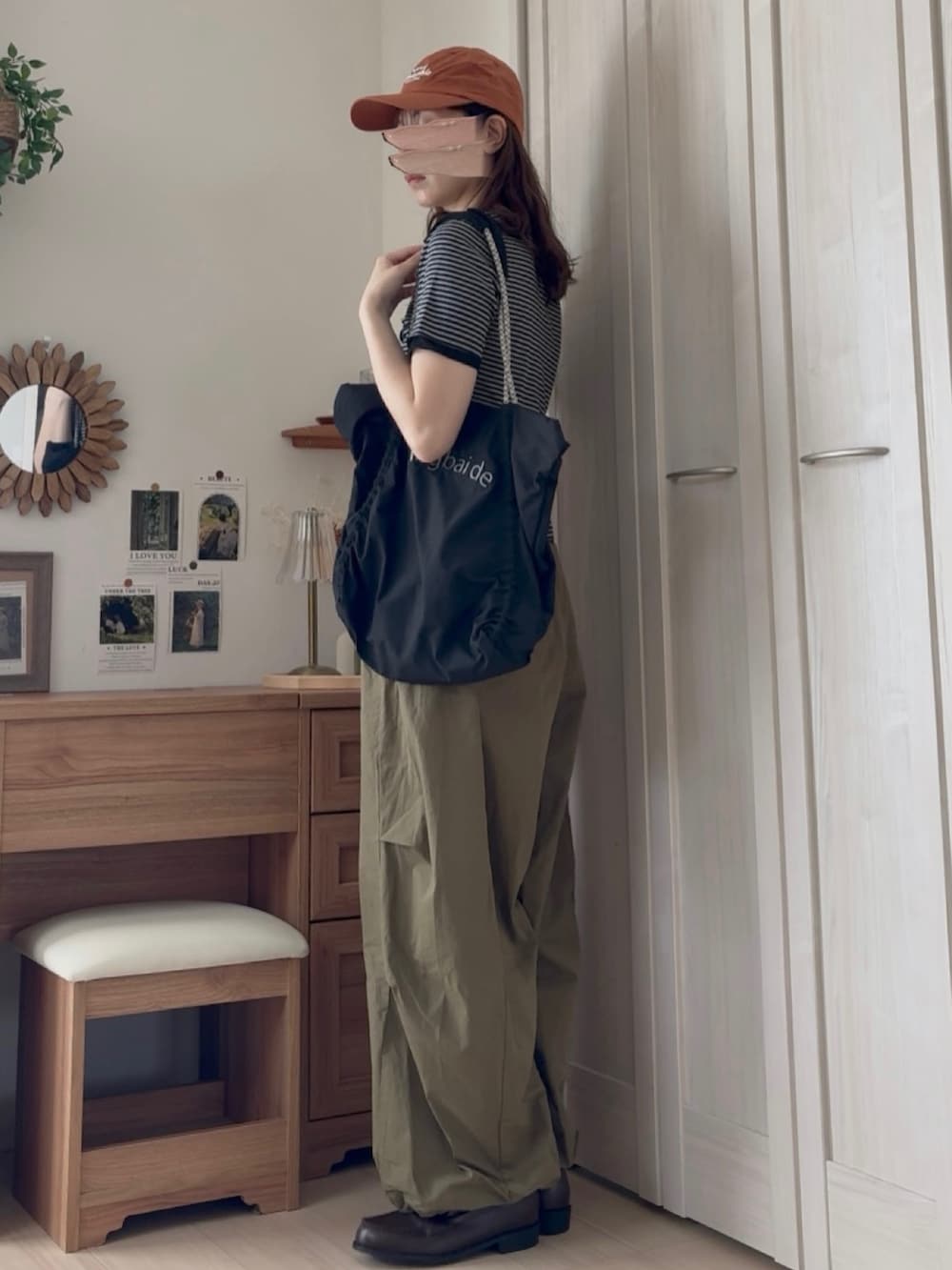 グレー系のTシャツ/カットソー、グリーン系のその他パンツ、ブラック系のトートバッグを着用したレディースの夏コーディネートの2枚目の写真