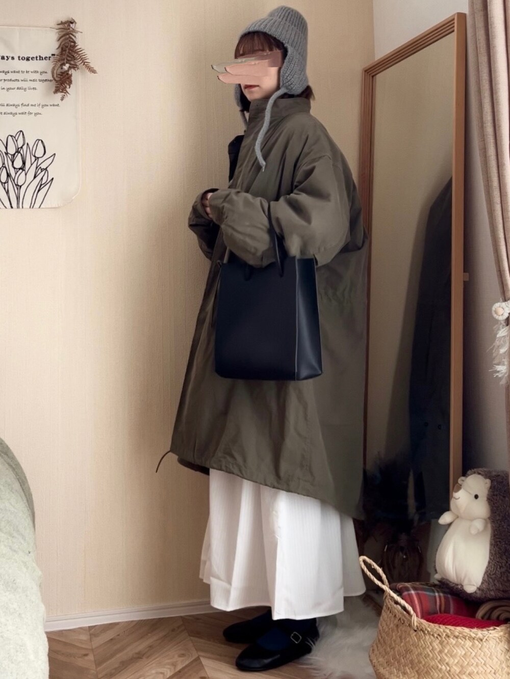 グリーン系のモッズコート、ブルー系のカーディガン/ボレロ、ホワイト系のシャツワンピースを着用したレディースの冬コーディネートの4枚目の写真