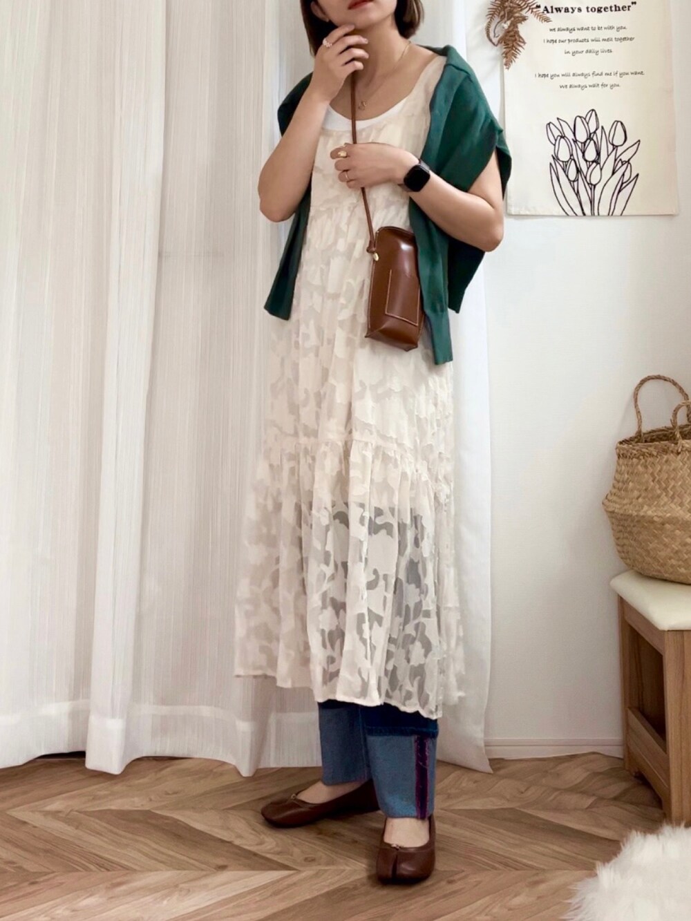 ホワイト系のワンピース、ブルー系のデニムパンツ、イエロー系のショルダーバッグを着用したレディースの夏コーディネートの2枚目の写真