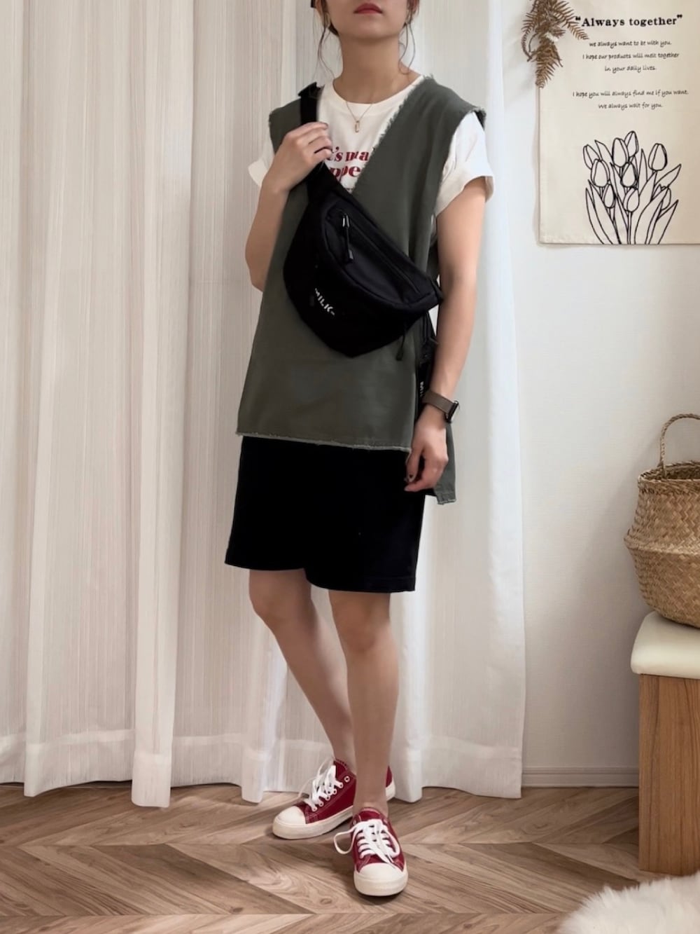 グリーン系のベスト、ホワイト系のTシャツ/カットソー、ブラック系のその他パンツを着用したレディースの夏コーディネートの3枚目の写真