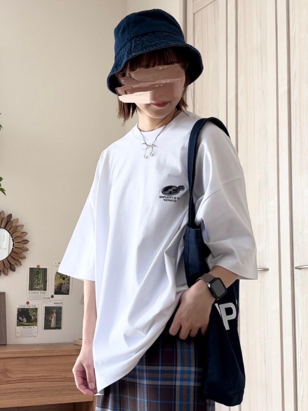 ホワイト系のTシャツ/カットソー、ブラウン系のスカート、ブルー系のトートバッグを着用したレディースの夏コーディネートの3枚目の写真