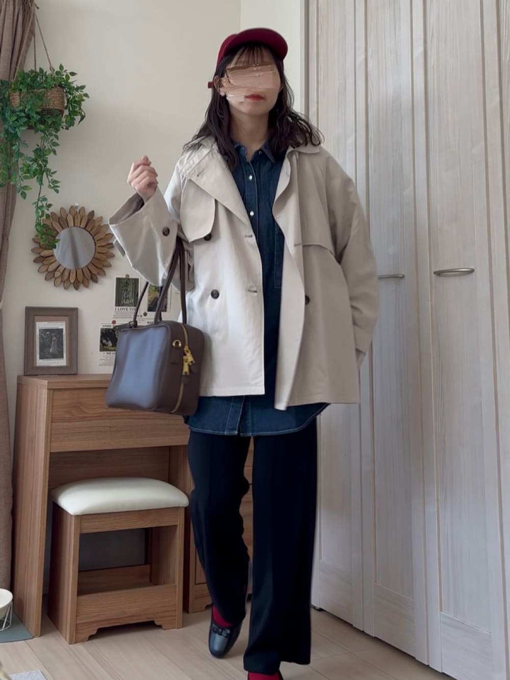 ブルー系のシャツ/ブラウス、ホワイト系のトレンチコート、ブラック系のその他パンツを着用したレディースの春コーディネートの3枚目の写真