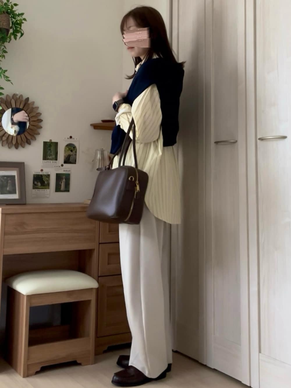 イエロー系のシャツ/ブラウスを着用したレディースの冬コーディネートの4枚目の写真