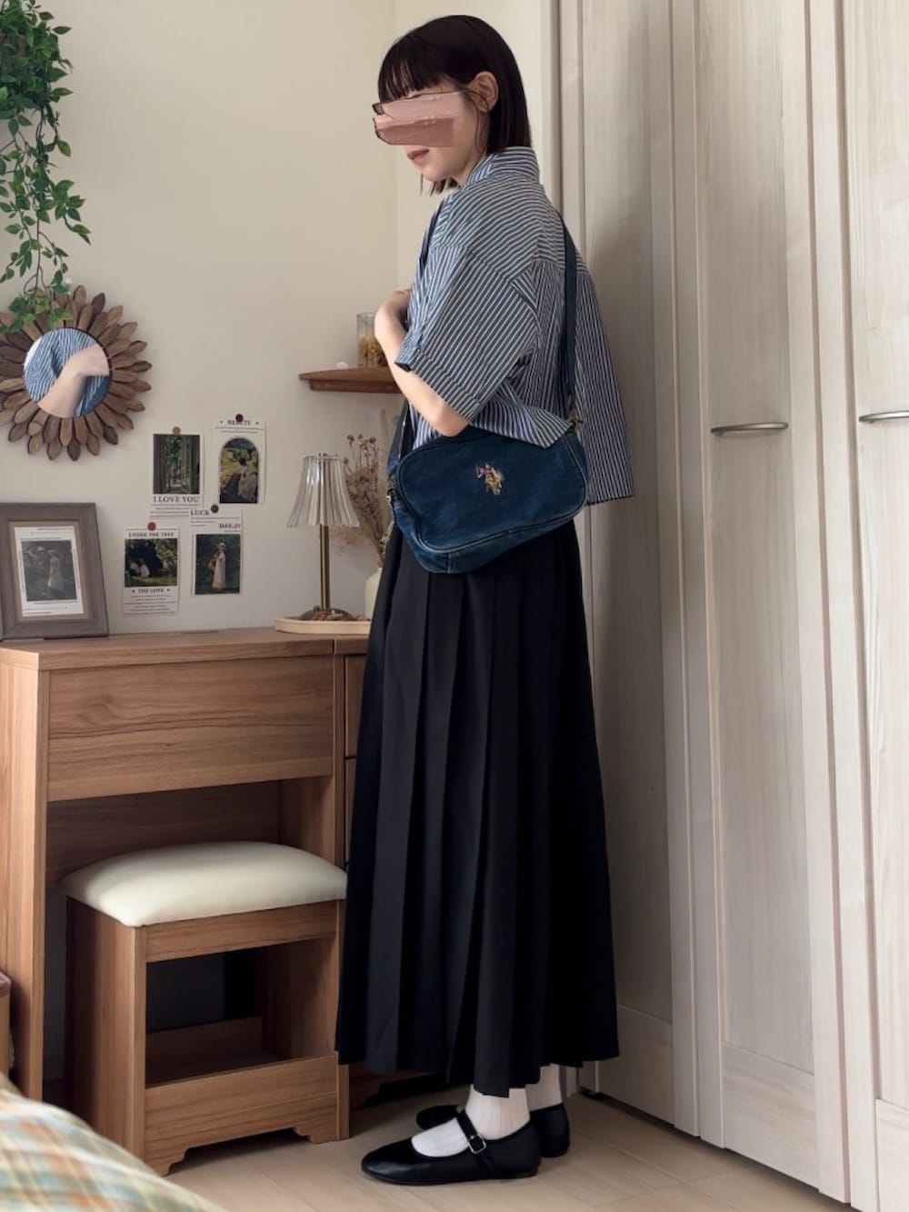 ブルー系のシャツ/ブラウス、ブルー系のショルダーバッグ、ブラック系のスカートを着用したレディースの春コーディネートの2枚目の写真