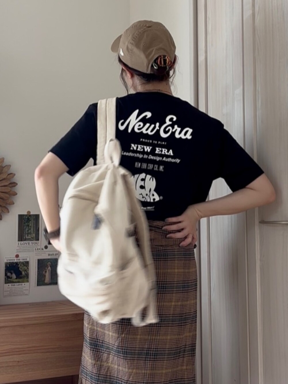 ブラック系のTシャツ/カットソー、ベージュ系のキャップを着用したレディースの秋コーディネートの4枚目の写真