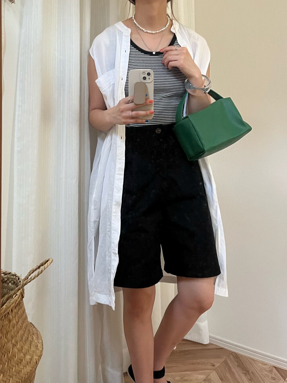 ホワイト系のシャツ/ブラウス、ブラック系のその他パンツ、ブラック系のサンダルを着用したレディースの夏コーディネートの2枚目の写真