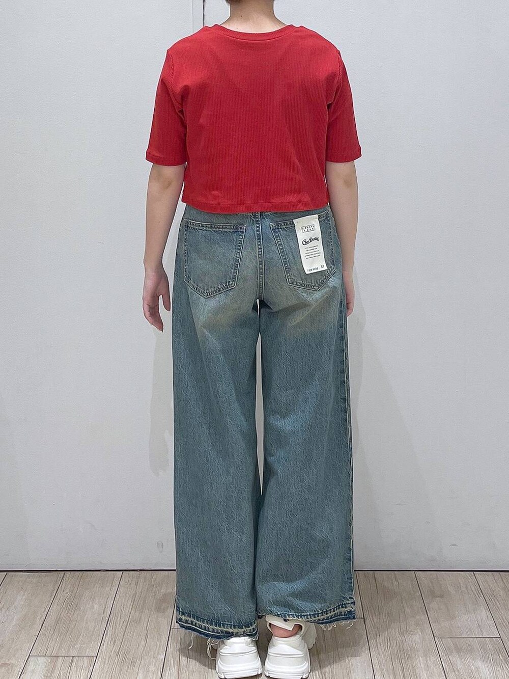 ホワイト系のサンダル、その他のトートバッグ、ブルー系のデニムパンツを着用したレディースの春コーディネートの3枚目の写真