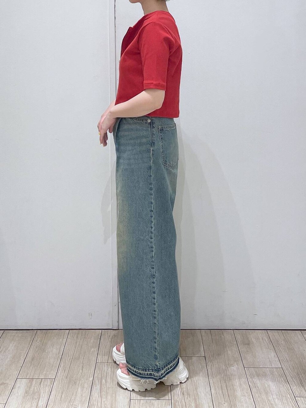 ホワイト系のサンダル、その他のトートバッグ、ブルー系のデニムパンツを着用したレディースの春コーディネートの2枚目の写真