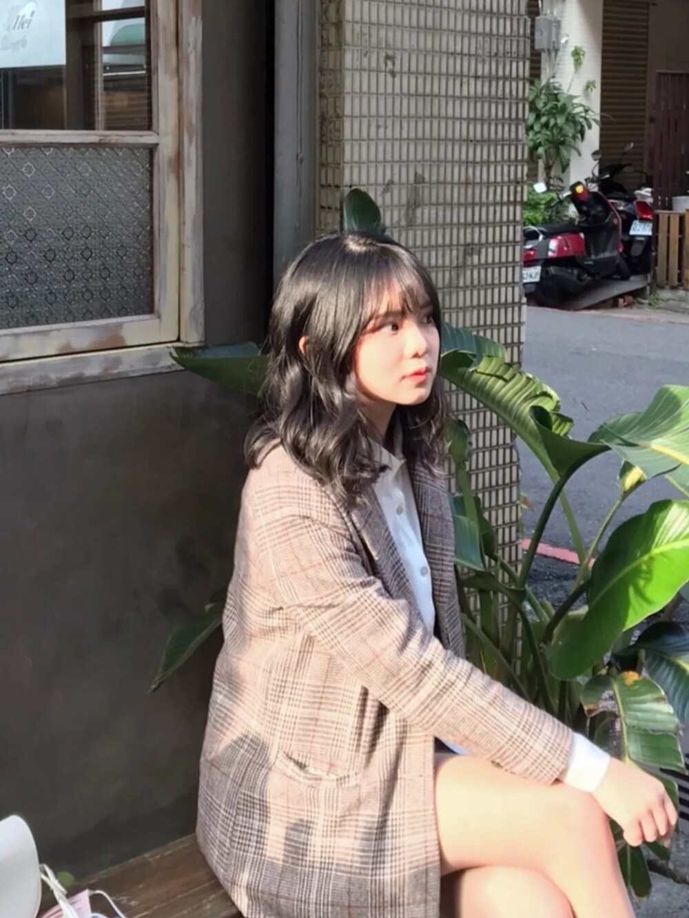 「coffee shop」｜「Lulusのアイテム（テーラードジャケット、ブラウン系）」を使った、weiさん（レディース・165cm）の春コーディネートの2枚目の写真