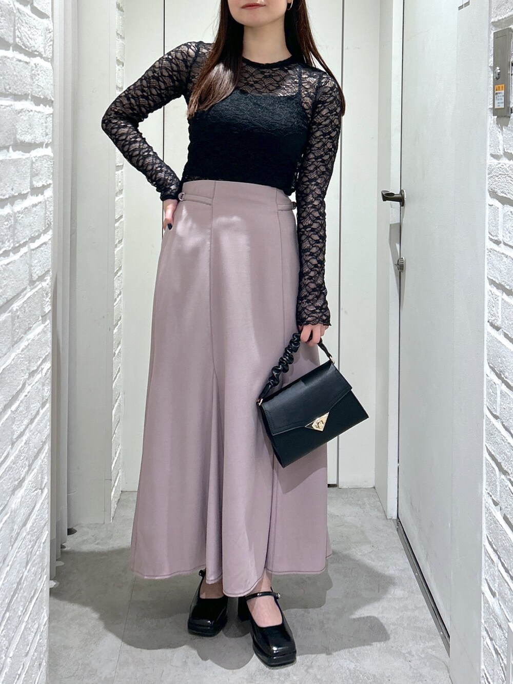 「ロングスカート、秋コーデ、マーメイドスカート、オトナ女子、キレイめ、デートコーデ、シアートップス、お出かけコーデ、休日スタイル、骨格ストレート」｜「FREE'S MARTの◆レトロカーブバッグ（ショルダーバッグ、ブラック系）」を使った、rikoさん（レディース・157cm）の秋コーディネートの5枚目の写真