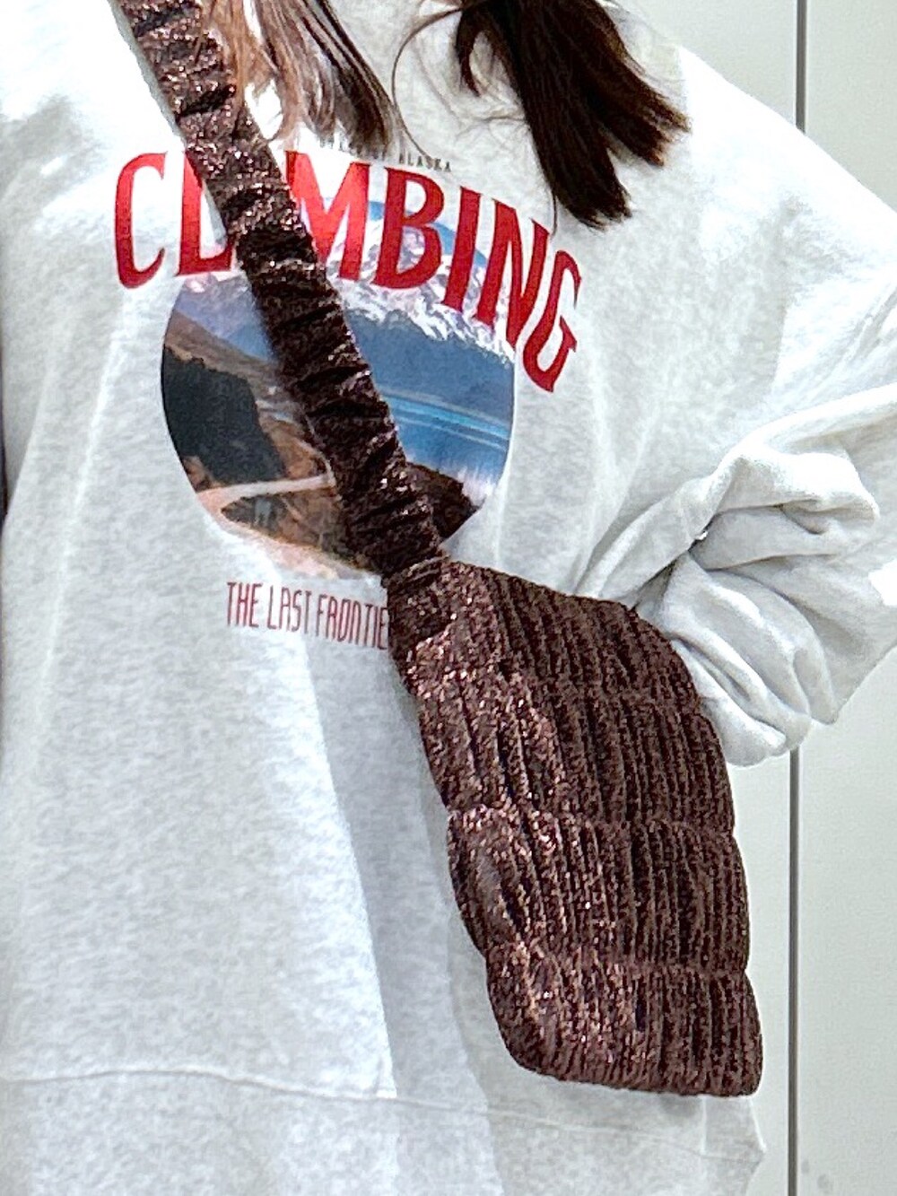 ホワイト系のスウェット、ブラック系のその他パンツ、ブラウン系のブーツを着用したレディースの秋コーディネートの7枚目の写真