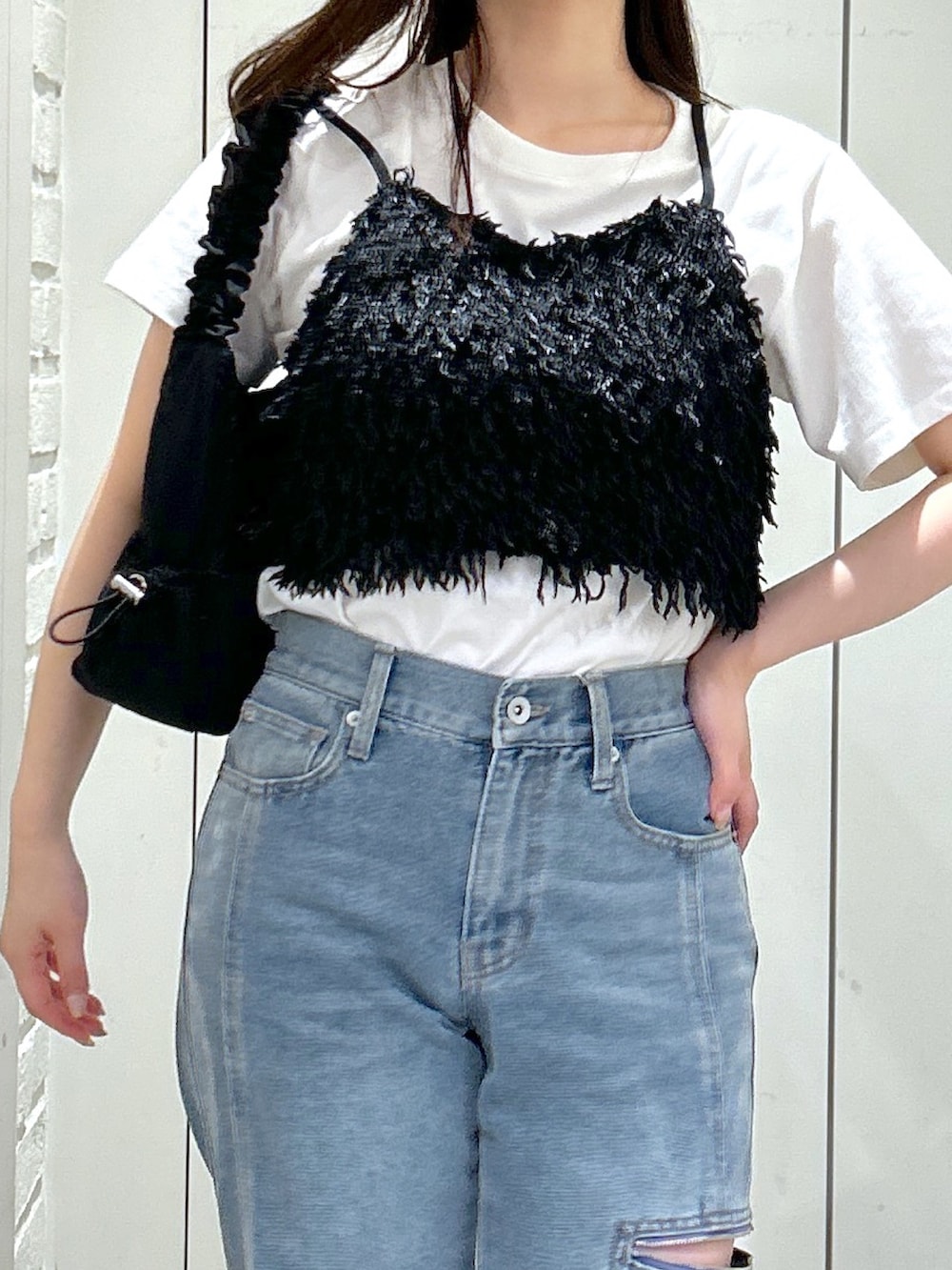 「秋コーデ、休日スタイル、スニーカー、秋先取りコーデ、ビスチェ、レイヤードスタイル、デニム、パンツスタイル、大人カジュアルコーデ、骨格ストレート、モノトーン」｜「FREE'S MARTのローライズパネルカットデニム（デニムパンツ、ブルー系）」を使った、rikoさん（レディース・157cm）の秋コーディネートの8枚目の写真