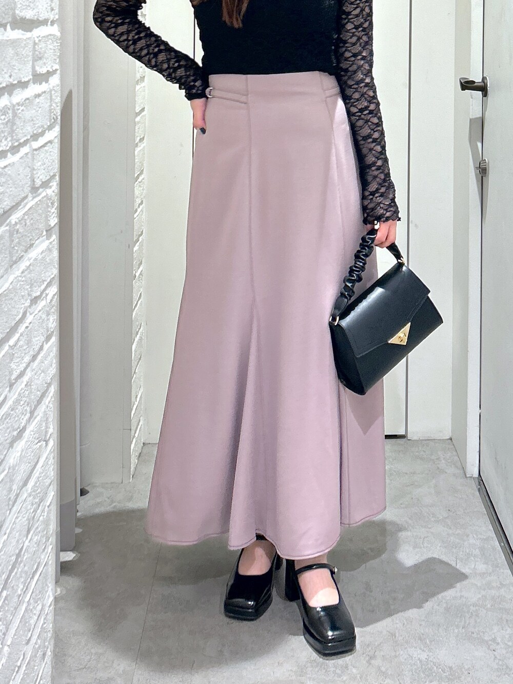 「ロングスカート、秋コーデ、マーメイドスカート、オトナ女子、キレイめ、デートコーデ、シアートップス、お出かけコーデ、休日スタイル、骨格ストレート」｜「FREE'S MARTの◆レトロカーブバッグ（ショルダーバッグ、ブラック系）」を使った、rikoさん（レディース・157cm）の秋コーディネートの8枚目の写真