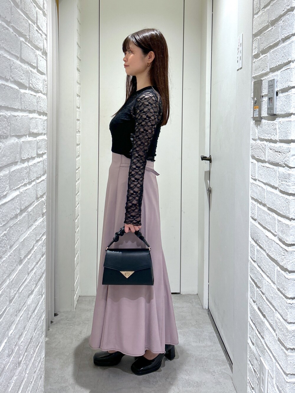 「ロングスカート、秋コーデ、マーメイドスカート、オトナ女子、キレイめ、デートコーデ、シアートップス、お出かけコーデ、休日スタイル、骨格ストレート」｜「FREE'S MARTの◆レトロカーブバッグ（ショルダーバッグ、ブラック系）」を使った、rikoさん（レディース・157cm）の秋コーディネートの3枚目の写真