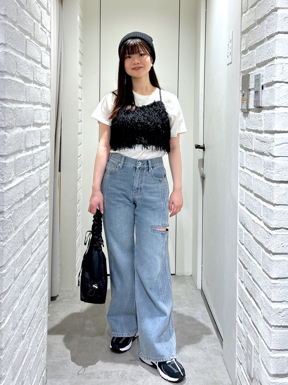 「秋コーデ、休日スタイル、スニーカー、秋先取りコーデ、ビスチェ、レイヤードスタイル、デニム、パンツスタイル、大人カジュアルコーデ、骨格ストレート、モノトーン」｜「FREE'S MARTのローライズパネルカットデニム（デニムパンツ、ブルー系）」を使った、rikoさん（レディース・157cm）の秋コーディネートの4枚目の写真